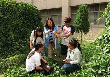 张亚红(中)教授指导员工教学实习